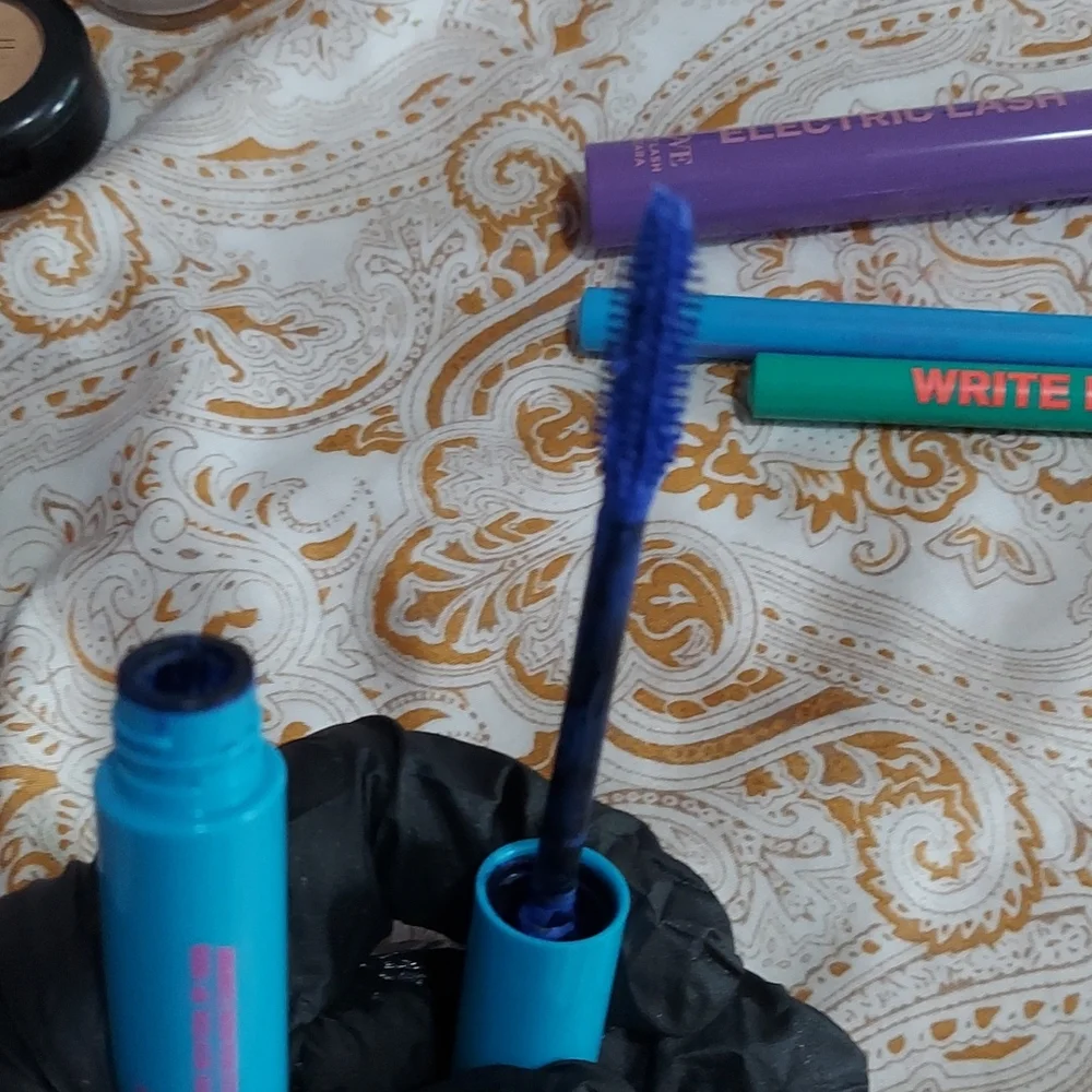 Lot of makeup - Picture 9 of 14